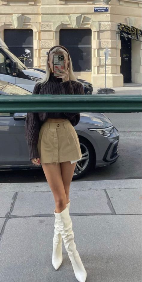 Cream Skirt Winter Outfit, Preppy Beige Outfit, Khaki Skirt Outfit Fall, Beige Mini Skirt Outfit Winter, Beige Skirt Winter Outfit, Winter Miniskirt Outfit, Tan Skirt Outfit Winter, Fall Outfits 2023 Skirt, Sweatshirt Mini Skirt Outfit