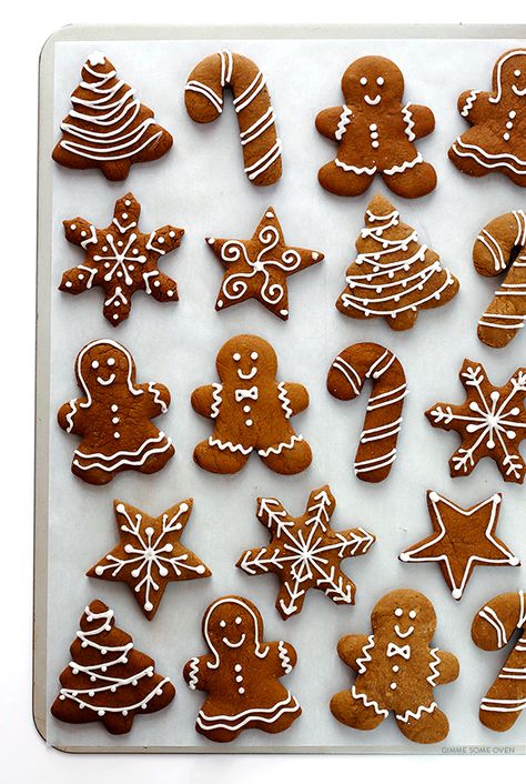 You will love this delicious and classic holiday gingerbread cookies recipe! بيتي فور, Jul Kaka, Jul Mad, Diy Jul, Ginger Cookies, Xmas Cookies, Christmas Sweets, Xmas Food, Cookies Decorated