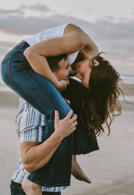 Engagement Photos Piggy Back, Piggy Back Engagement Photos, Piggy Back Ride Couple Aesthetic, Couple Sitting Poses Reference, Piggy Back Pose, Flirty Couple Pose Reference, Couple Poses Reference Photography, Romantic Couple Pose, Flirty Poses