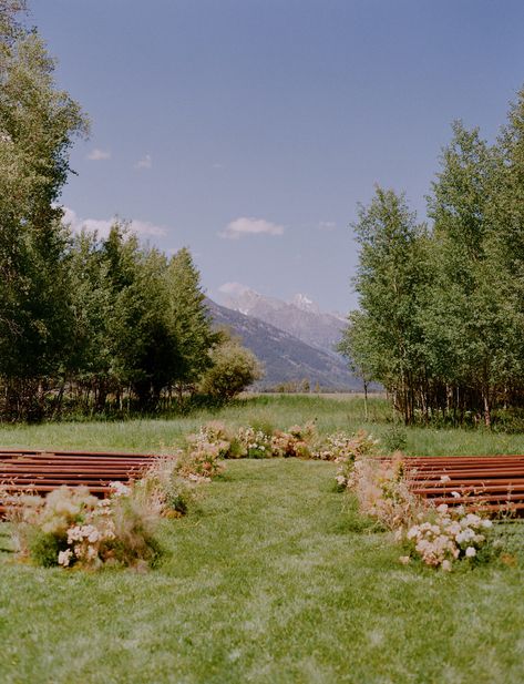 Minimalistic Wedding Reception, Chile Wedding, Circus Chic, Mountain Wedding Ceremony, Mountainside Wedding, Woods Wedding, Backyard Wedding Ceremony, Jackson Hole Wedding, Anti Bride