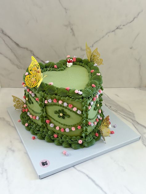 Green vintage heart fairy cake with rosettes and gold butterflies Green Fairy Cake, Fairy Heart Cake, Vintage Fairy Cake, Forest Banquet, Green Heart Cake, Green Vintage Cake, Cake With Rosettes, Cottagecore Cake, 22 Cake