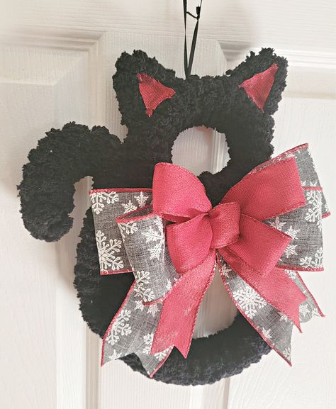 Cat Wreaths, Cat Christmas Wreath, Christmas Wreath Black, Pet Wreath, Deco Mesh Wreaths Diy, Pet Parent Gifts, Mesh Wreath Diy, Cute Kitty, Cat Cute