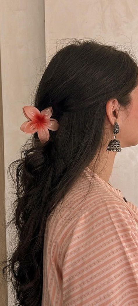 Navicore Aesthetic, Desi Profile Pictures Aesthetic, Desi Pose Ideas, Desi Fashion Aesthetic, Indian Hair Aesthetic, Desi Hairstyles For Long Hair, Desi Picture Poses, Indian Aesthetic Girl, Indian Girl Aesthetic