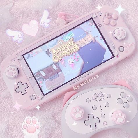 i want this controller omg Nintendo Lite, Nintendo Switch Case, Kawaii Games, Gamer Room Decor, Video Game Room Design, Soft Pink Theme, Hello Kitty Aesthetic, Retro Gadgets, Nintendo Switch Accessories