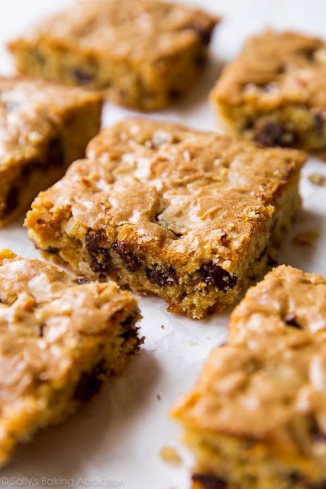 Just a few basic ingredients and no mixer! Super chewy and buttery dark chocolate coconut blondies recipe on sallysbakingaddiction.com Coconut Blondies, Chocolate Coconut Brownies, Dark Chocolate Coconut, Blonde Brownies, Easy Bar Recipes, Sallys Baking, Chocolate Chip Blondies, Sally's Baking, Blondies Recipe