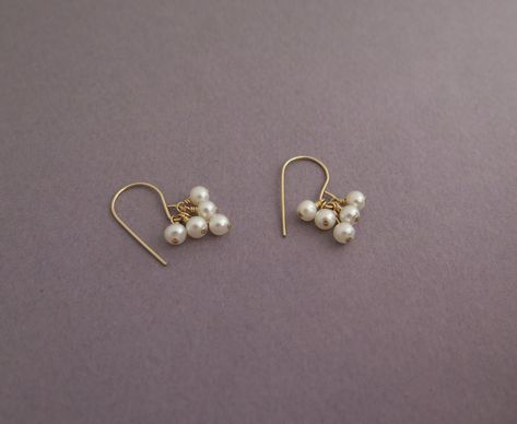 Minimal Pearl Earrings, Minimalist Accessories Jewellery, Pearls Jewelry Diy, Diy Earrings Dangle, Earrings Gold Pearl, Dangle Pearl Earrings, Small Earrings Gold, Bridesmaid Pearl Earrings, Pearl Earrings Gold