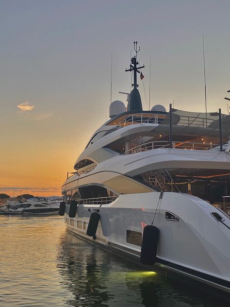 Personal Yacht, Trillionaire Lifestyle, Boat Vibes, Christian Soldiers, Yacht World, Dream Vacations Destinations, Super Rich Kids, Yacht Life, Boats Luxury