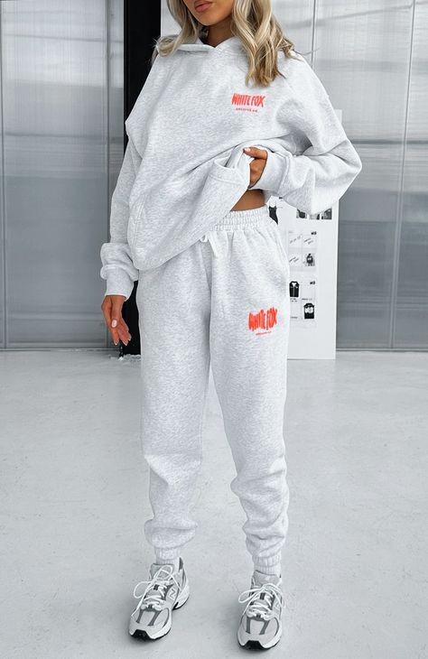 Sweatsuit Set Aesthetic, Sweat Suit Set, White Fox Sweat Set, White Fox Sweatpants, White Fox Set, Cute Sweat Sets, Sweat Set Outfits Women, Women’s Street Wear, Nike Sweat Set