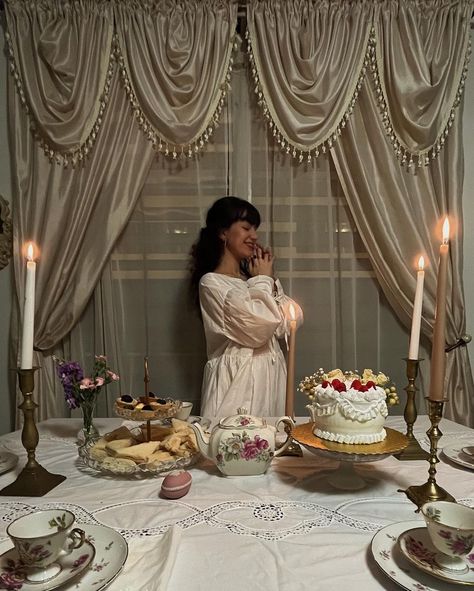 Victorian Birthday Party Aesthetic, Birthday Room Aesthetic, Birthday Set Up Aesthetic, Victorian Party Aesthetic, Vintage Themed Birthday Party, Vintage Tea Party Aesthetic, Victorian Party Decorations, December Birthday Aesthetic, Old Money Tea Party