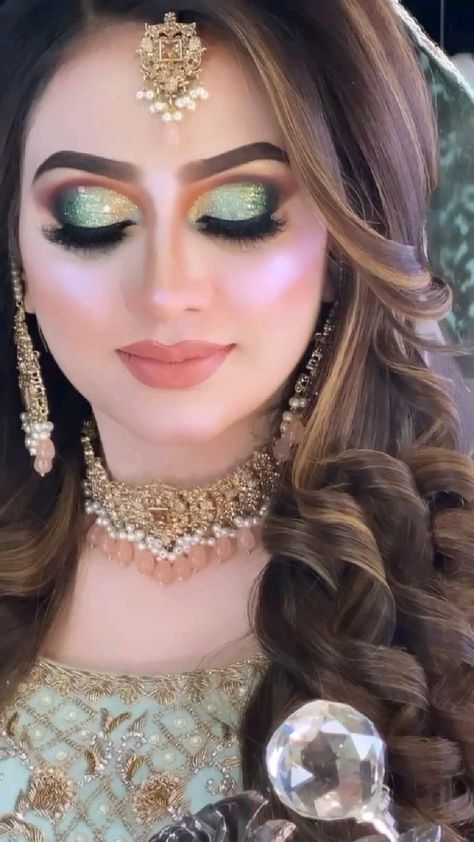 Mehndi Makeup Looks Simple, Makeup Looks Simple, Mehndi Makeup, Bridal Makeup For Blue Eyes, Bridal Makeup Videos, Indian Bride Makeup, Pakistani Bridal Makeup, Bridal Makeup Images, Bridal Eye Makeup