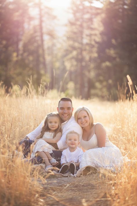 Family Of 4 Picture Poses Woods, Family Pictures Of 4 Ideas, Family Photoshoot Sunset, Family Photos In Park, Family Outdoor Photoshoot Summer, Property Photoshoot, Sunset Family Pictures, Photo Outfit Ideas Summer, Spring Picture Ideas