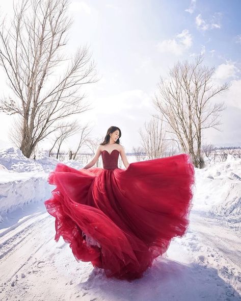 Winter Dress Photoshoot, Quince Photoshoot Ideas, Princess Shot, Las Vegas Dress, Winter Gowns, Senior Photography Inspiration, Quinceanera Photoshoot, Snow Photoshoot, Snow Wedding