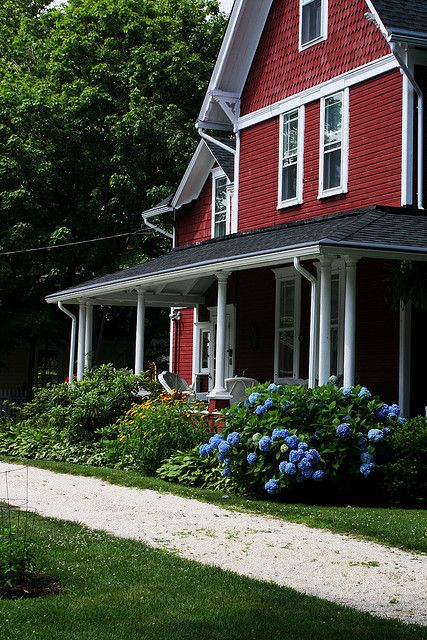 Red house + blue hydrangea Trailer House, Sweet Home Style, Red Farmhouse, Red Houses, Red Cottage, Exterior Paint Color, Old Farm Houses, House Siding, Red House