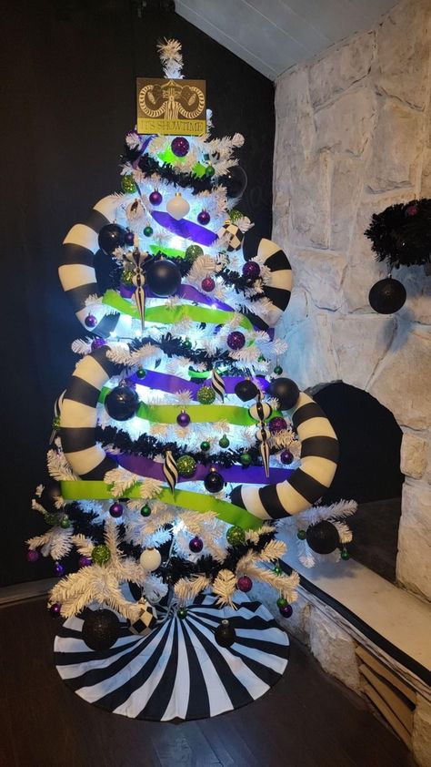 Beetlejuice Christmas tree. Beetlejuice movie part 2. Halloween tree. White Christmas tree. Halloween Christmas tree. Black and white Christmas tree. Gothic Christmas tree. Sandworm Beatle juice. Beetlejuice Christmas Tree, Beetlejuice Christmas, Christmas Tree Black And White, Beetlejuice Decor, Christmas Tree Halloween, Gothic Christmas Tree, Beetlejuice Party, Black And White Christmas Tree, Beatle Juice