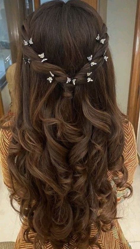 Hairstyles For Masquerade Party, Quinceanera Hairstyles Straight Hair, Easy Quinceanera Hairstyles, Hairstyles For A Quinceanera Guest, Hair For Sweet 16, Girlish Hairstyles On Lehenga, Grade 8 Grad Hairstyles, Peinados Para Xv Años, Xv Hairstyles