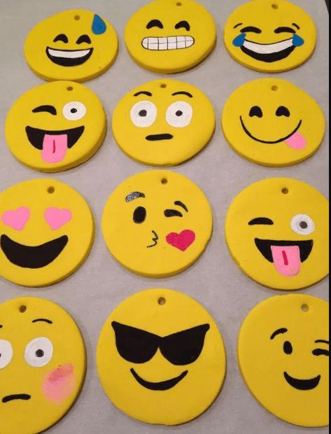 Emoji Ornaments, Christmas Crafts Preschool, Diy Wooden Christmas Ornaments, Diy Polymer Clay Crafts, Christmas Ornaments Ideas, Emoji Craft, Ornaments Crafts, Ornaments Ideas, Clay Crafts For Kids