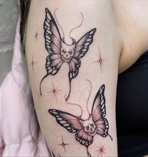 Goth Tattoo Ideas Creepy Cute, Skull Butterfly Tattoo, Abstract Tattoo Ideas, Chest Tattoo Ideas, Skull Butterfly, Grunge Tattoo, Armband Tattoos, Wicked Tattoos, Doodle Tattoo