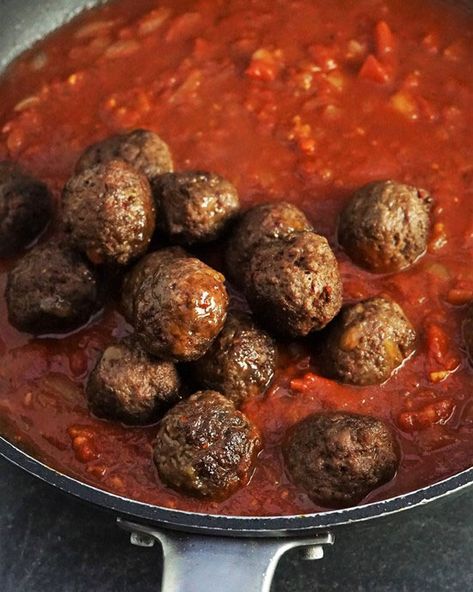 Lamb Meatballs In Tomato Sauce, Moroccan Meatballs Recipes, Labenese Food, Ground Lamb Meatballs, Lebanese Meatballs, Eoe Diet, Moroccan Lamb Meatballs, Onion Dishes, Greek Meatballs Recipe