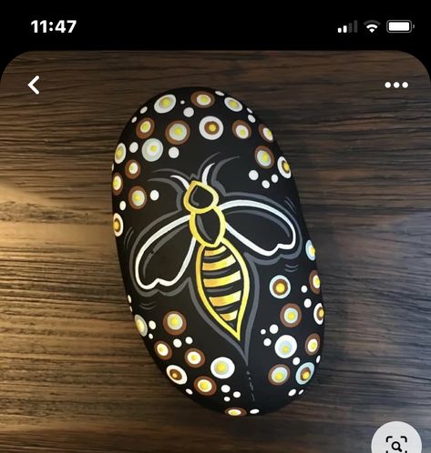 Rock Painting Beetles, Painted Rocks Black Background, Bee Rock Painting, Bee Rocks, Stone Pictures Pebble Art, Geometric Stone, Mandala Painted Rocks, Painted Rock Animals, Stone Art Painting