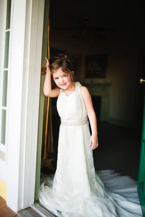 Adorable 4-Year-Old Girl Honors Her Late Mother in Her Wedding Dress Moms Wedding Dress, Toddler Wedding Dress, Wedding Dress Photoshoot, Mom Wedding Dress, Bridal Parties Pictures, Mother Wedding, Parents Wedding, Fancy Wedding Dresses, Mother Wedding Dress