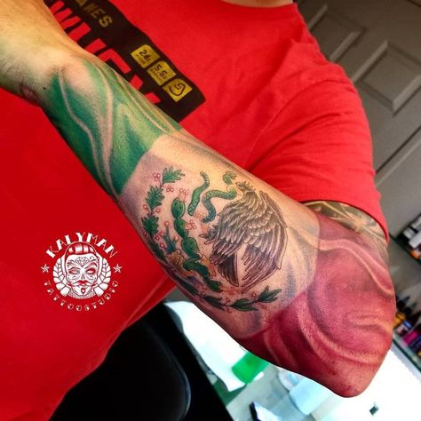 Top de tatuajes mexicanos: los más originales y chingones (GALERÍA) Hecho En Mexico Tattoo Ideas, Mexican Flag Tattoos, Skull Couple Tattoo, Azteca Tattoo, Mexico Tattoo, Mayan Tattoos, Aztec Tattoos, Chicano Tattoos Sleeve, Mexican Tattoo