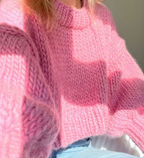 Crochet Pink Sweater, Knitted Outfits For Women, Knitwear Inspiration, Look Rose, Crochet Sweater Pattern Free, Chunky Knitting Patterns, Chunky Knitting, Pink Knit Sweater, Concept Clothing