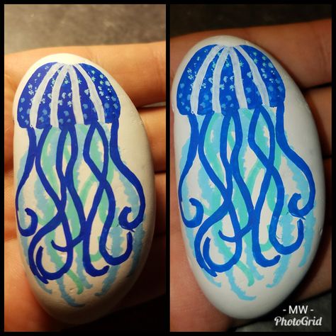 Jellyfish painted rock Jellyfish Rock Painting, Fish Rocks, Jellyfish Painting, Painted Rocks Diy, Jelly Fish, Rock Painting Designs, Pebble Painting, Painted Rock, Pebble Art