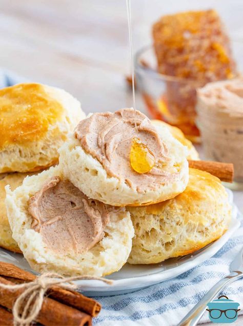 Split biscuits with Texas Roadhouse Cinnamon Honey Butter spread on with a drizzle of honey. Texas Roadhouse Cinnamon Honey Butter, Restaurant Butter, Sweet Potato Toppings, Butter At Home, Honey Butter Recipe, Cinnamon Honey Butter, Cinnamon Honey, Country Cook, Cinnamon Butter