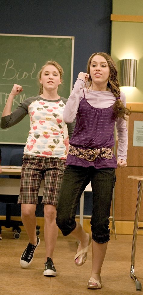 Miley Stewart and Lilly Truscott: Bone Dance Y2k Tv Show Outfits, Lilly Truscott Outfits, Miley Stewart Costume, Miley Stewart Outfits, Miley And Lilly, Lilly Truscott, Lilly Hannah Montana, Miley Cyrus Costume, Early 2010s Fashion