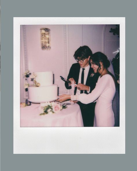 Wedding Polaroid Photos, Wedding Photos Booth Ideas, Instax Wedding Photos, Aesthetic Wedding Photo Booth, Wedding Polaroids Aesthetic, Polaroids At Wedding, Polaroid Place Cards Wedding, Poloroid Pictures Wedding Ideas, Polaroid Wedding Photography