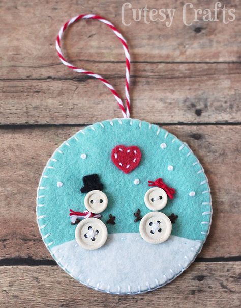 DIY: button and felt Christmas ornaments Felt Ornaments Diy, Diy Felt Christmas Ornaments, Felt Crafts Christmas, Diy Christmas Tree Ornaments, Felt Christmas Decorations, Christmas Ornament Pattern, Easy Christmas Crafts, Felt Christmas Ornaments, Christmas Ornament Crafts