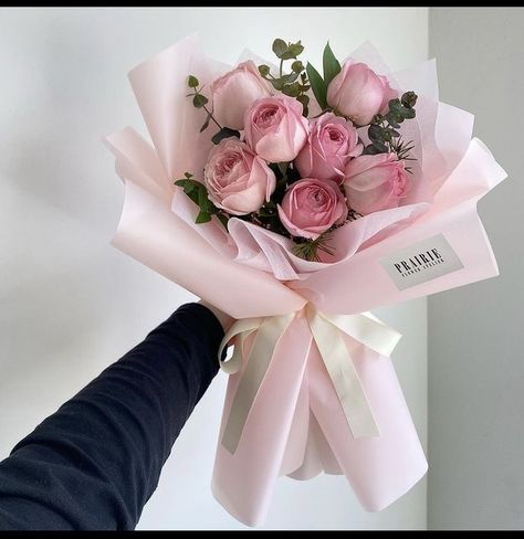 Small Flower Bookey, Small Pink Flower Bouquet, Flower Bookey Ideas, Bouquet For Mom Birthday, Pink Roses Bouquet Aesthetic, Pink Bouquet Aesthetic, Flower Bookey, Pink Roses Bouquet, Roses Bouquet Gift