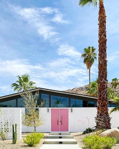 @outofofficeretailtherapy • Instagram photos and videos Palm Springs Exterior, Pink Doors, Pink Week, Pink Front Door, Moroccan Modern, Mid Century Exterior, Moroccan Wedding Blanket, I Love Pink, Palm Springs Style