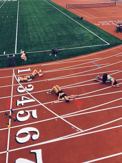 Track Girl Aesthetic, Athletics Aesthetic, Cross Country Motivation, Track Aesthetic, I Hate Running, Athletics Track, Track Pictures, Running Photos, Fitness Vision Board