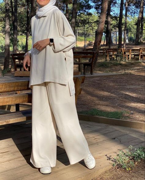 Spring Hijab Outfit Casual, Hijabi Modern Outfits, Halal Hijabi Outfits, Modest Islamic Fashion, Summer Outfit Airport, Nice Modest Outfits, Hills Outfit Ideas, Stylish Outfits For Birthday, Middle East Outfit Woman