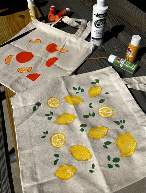 Fruit Tote Bag Painting, Painting Totes Ideas, Book Bag Painting Ideas, Totebags Painting Ideas, Diy Tote Bag Painting Ideas Summer, Easy Tote Bag Design, Things To Paint On Tote Bags, Diy Bag Design Ideas, Tote Bag Design Ideas Paint