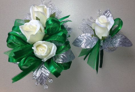 The men's flowers Dance Corsage, Prom Flower Ideas, Flowers For Prom, Formal Flowers, Emerald Prom, Prom Things, Corsage Ideas, Prom Garters, Wedding Extras