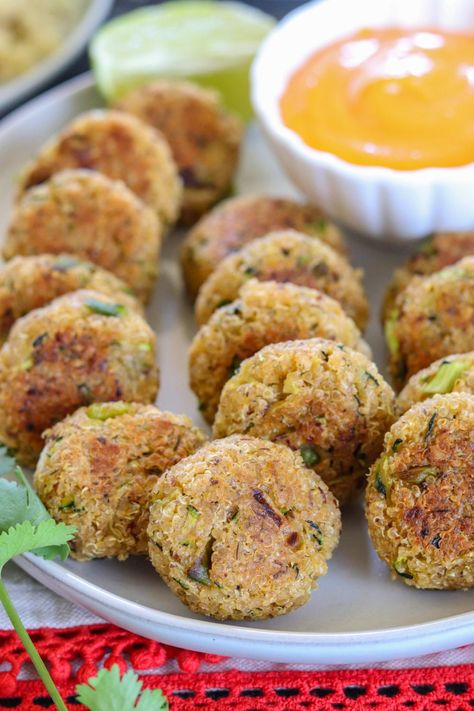 These vegan and gluten-free Baked Quinoa Zucchini Bites are a wholesome and portable #appetizer just perfect for #parties. #kidfriendly #vegansnacks #veganquinoabites #glutefreesnacks #bakedsnacks #quinoappetizers #gamedaysnacks #gameday #vegansnacks #glutenfreesnacks Vegetarian Quinoa Recipes, Gluten Free Zucchini Recipes, Baked Quinoa, Vegan Party Snacks, Veggie Bites, Quinoa Bites, Zucchini Bites, Food Burger, Vegan Quinoa