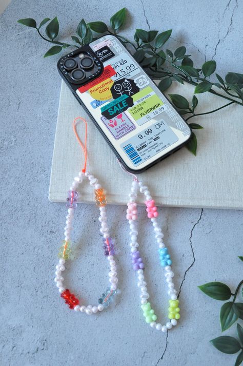 Telefon Charm, Beaded Phone Strap, Chains Aesthetic, Phone Straps, Beading Cord, Pearls Diy, Kawaii Gifts, Sticker Template, Phone Charms