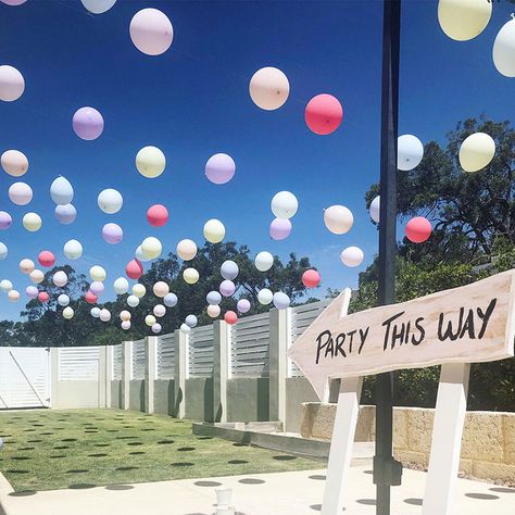 The Cheap as Chips Floating Balloons Hack We All Need! Floating Balloon Decorations, Balloon Hacks, Hanging Balloons, Deco Ballon, Backyard Birthday Parties, Living Simple, Floating Balloons, Outdoors Birthday Party, Daughter's Birthday