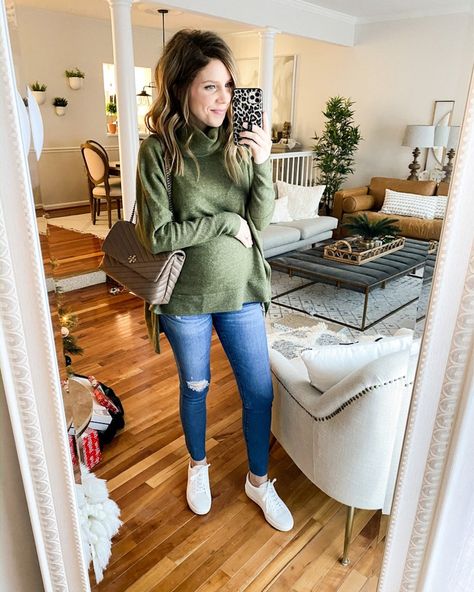 Casual Maternity Outfits Jeans, Maternity Jeans Outfit Winter, Maternity Outfits Jeans, Maternity Jeans Outfit, Preg Outfits, Christmas Maternity Outfits, Dressing The Bump, Bump Outfits, Best Maternity Jeans