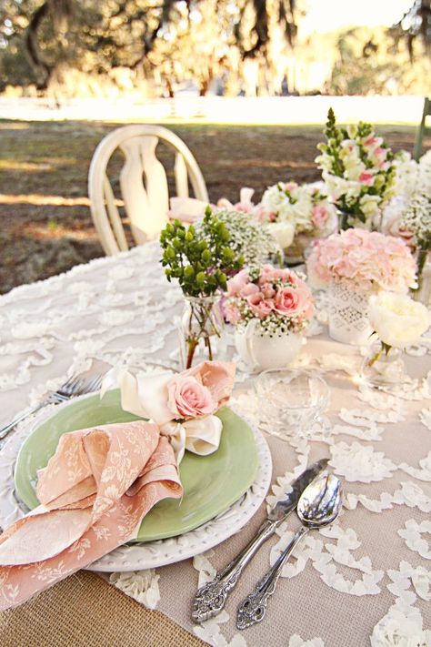 Get inspired by these floral table setting ideas and start preparing a really fancy dinner with your friends in a  luxury environment!  #floral #floraltablesettingideas #tablesettingideas #luxurytablesettingideas Shabby Chic Garden Party, Shabby Chic Table Settings, Floral Table Setting, Pink Tablescape, Deco Buffet, Bridal Shower Menu, Garden Bridal Showers, Shabby Chic Garden, Spring Bridal Shower