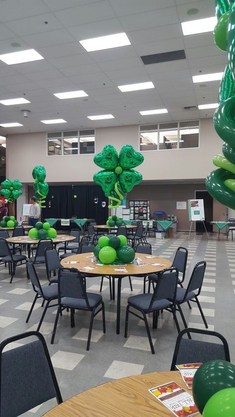 St Patricks Day Balloons Decoration, Lucky One Centerpiece, St Patricks Day Centerpiece Ideas, San Patrick Day Decoration, School Dance Decorations, Yay Balloons, San Patrick Day, Unique Event Decor, Balloon Table Centerpieces