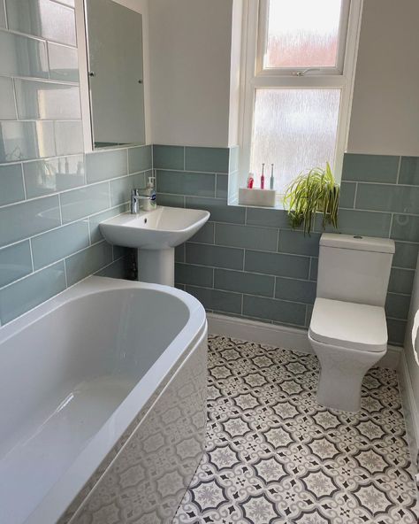 Meg & Ollie on Instagram: “Happy Friday! The flooring was all fitted a week ago, but I definitely still find myself wondering around the rooms just taking it all in…” House Bathroom Ideas, Terrace Bathroom, Clawfoot Tubs, Toilet Room Decor, Small Bathroom Layout, New House Bathroom, Diy Bathroom Makeover, Small Space Bathroom, Small Terrace