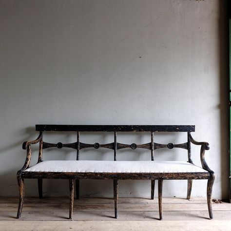 Spanish Colonial Furniture, White Entryway Bench, Vintage Home Ideas, Bench Foyer, Antique Entryway, Entryway Sofa, Bench Hallway, Foyer Bench, White Entryway