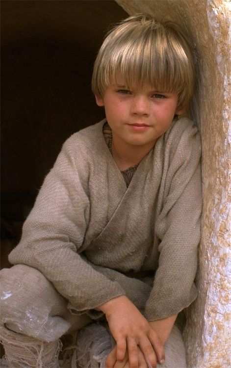 Young Anakin Skywalker Anakin was conceived by midi-chlorians, the symbiotic organisms that allowed individuals to touch the Force, and he and his mother were brought to the desert planet of Tatooine to be the slaves of Gardulla the Hutt. They soon ended up as the property of the Toydarian Watto. Young Anakin Skywalker, Jake Lloyd, Anakin Vader, Star Wars Anakin, Disney Bound Outfits, Star Wars Film, The Phantom Menace, Star Wars Wallpaper, Star Wars Movie