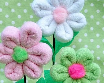 Wash Cloth Flowers Wash Cloth Flowers, Napkin Bouquet, Baby Washcloth Flowers, Washcloth Animals, Washcloth Crafts, Boy Baby Shower Centerpieces, N Craft, Diaper Gifts, Towel Animals