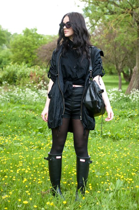 ASOS Shirt / Topshop Coated Shorts / Huntericon Wellies * / Topshop Parka / Ligia Dias Chain Necklace / AllSaints Cateye Sunglasses / Balenciaga City Rubber Boots Fashion, Dark Beauty Fashion, Hunter Boots Outfit, Womens Rubber Boots, Festival Outfit Inspiration, Wellies Rain Boots, Hunter Wellies, Hunter Outfit, Outfit Festival