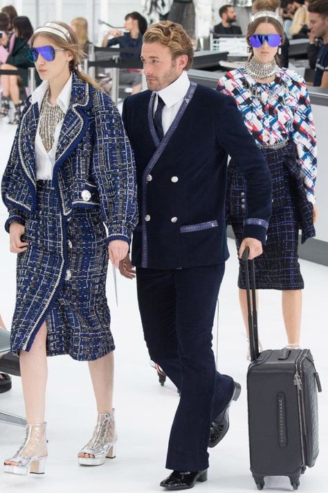 Chanel Airport, Chanel Spring 2016, Spring Party Outfit, Fashion Show Party, Chanel Spring Summer, Chanel Style Jacket, Moda Chanel, Airport Look, Chanel Collection