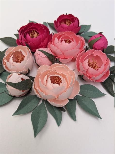 Peony Paper Flower, Cricut Flowers, Paper Projects Diy, Paper Flower Patterns, Paper Peonies, Flower Molding, Paper Flower Template, How To Make Paper Flowers, Paper Flower Bouquet